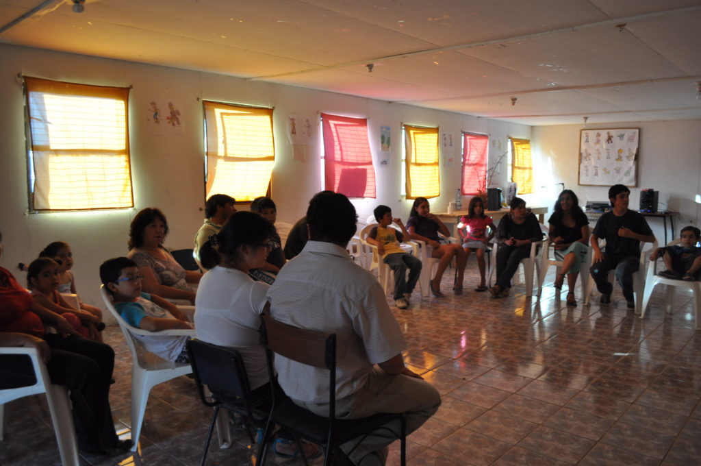reunión y conservatorio con vecinos para definir el trabajo del mural. Población Ana Rodriguez de Lobo, Villa Alegre. febrero 2012.