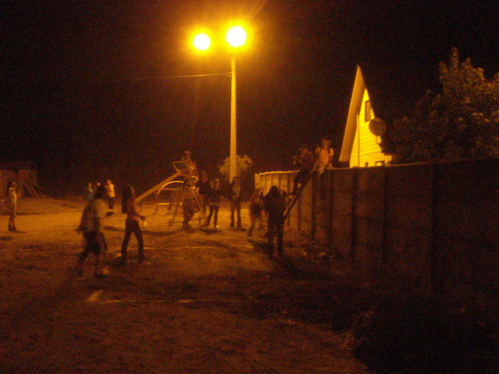 En la noche residentes y vecinos seguian atravesando la muralla que separaba las poblaciones Don Sebastian y Manantial de Villa Alegre. Febrero,2013.