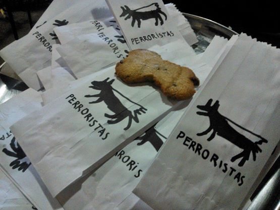 galletas para las personas que se hacercavan a la caravana, hechas por los perroristas