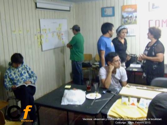 Vecinos y residentes conversando sobre la linea cronológica.