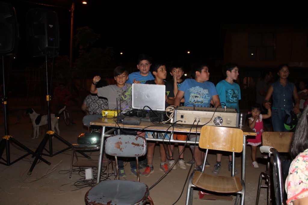 Jóvenes cantando karaoke. Población Julio Tapia,Villa Alegre.Chile. Febrero, 2016.